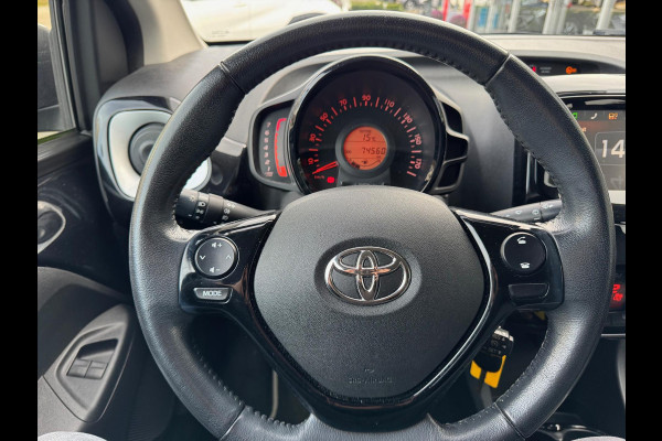 Toyota Aygo 1.0 VVT-i X-Joy | Eerste eigenaar, Lichtmetalen velgen, Climate control, Privacy glass, Apple CarPlay/Android auto, Nieuw geleve