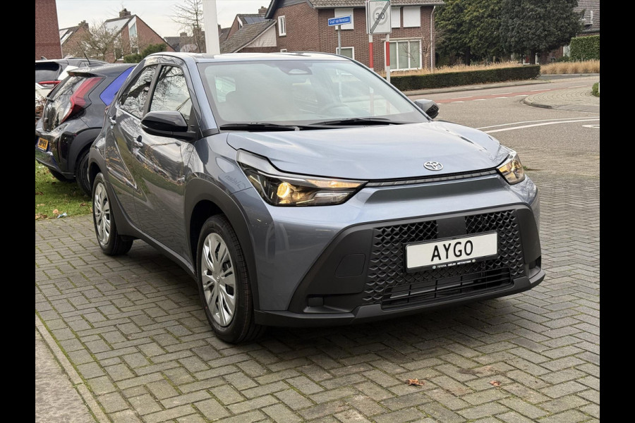 Toyota Aygo X 1.5 Hybrid Play | Celestite grey, Apple CarPlay/Android Auto, Parkeercamera, Adaptive cruise control