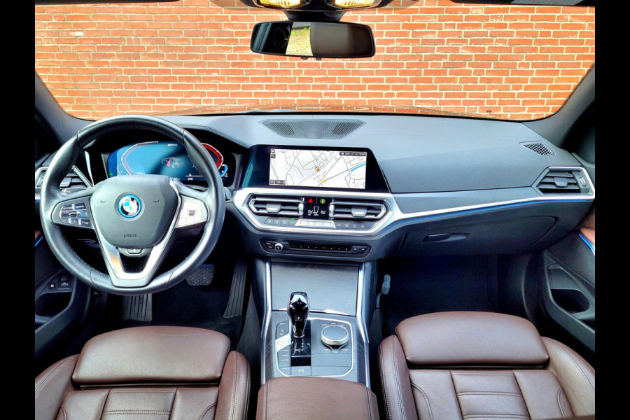 BMW 3 Serie Touring 320e LUXURY, Mokka Sport-leder, Stuurverw. Laser (1e eig. NL NAP)