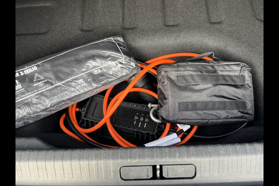 Citroën Ë-C4 Shine 50 kWh SOH 98% 3-FASE LADER | VAN: €19.900 VOOR: €17.877- UW EINDEJAARSVOORDEEL: €2.023| stuur + stoel verwarming | trekhaak | head-up display | Camera | keyles start & go | dodehoek | Rijklaar geleverd met 12 maanden BOVAG-garantie