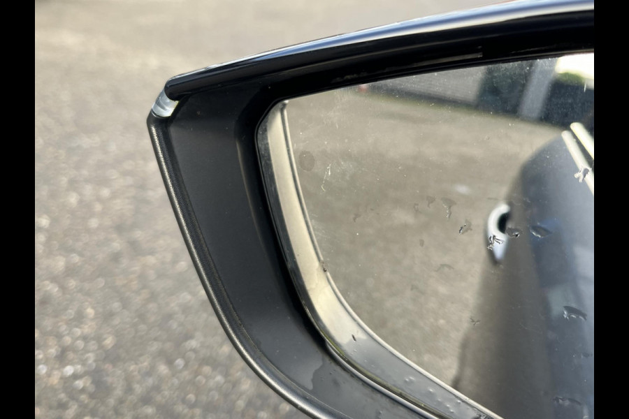 Citroën Ë-C4 Shine 50 kWh SOH 98% 3-FASE LADER | VAN: €19.900 VOOR: €17.877- UW EINDEJAARSVOORDEEL: €2.023| stuur + stoel verwarming | trekhaak | head-up display | Camera | keyles start & go | dodehoek | Rijklaar geleverd met 12 maanden BOVAG-garantie