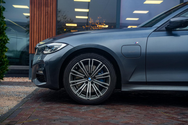 BMW 3 Serie Touring 330e High Executive M Sport Panodak Harman Kardon HUD Leer Alcantara