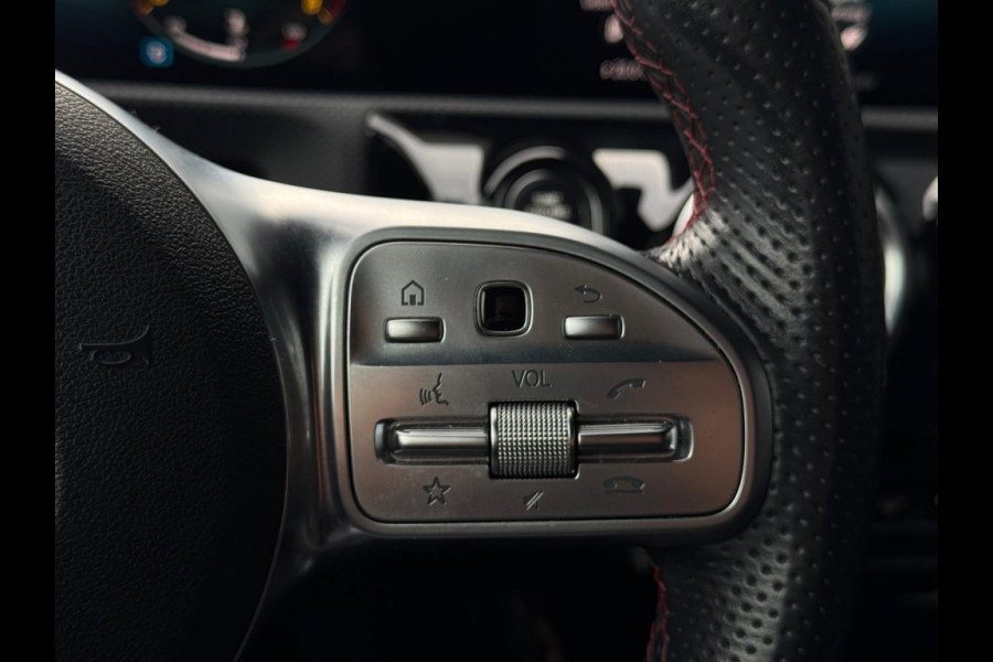 Mercedes-Benz A-Klasse 180 B.Sol AMG Ni Upg Widescreen Navi Camera PDC Led Leder