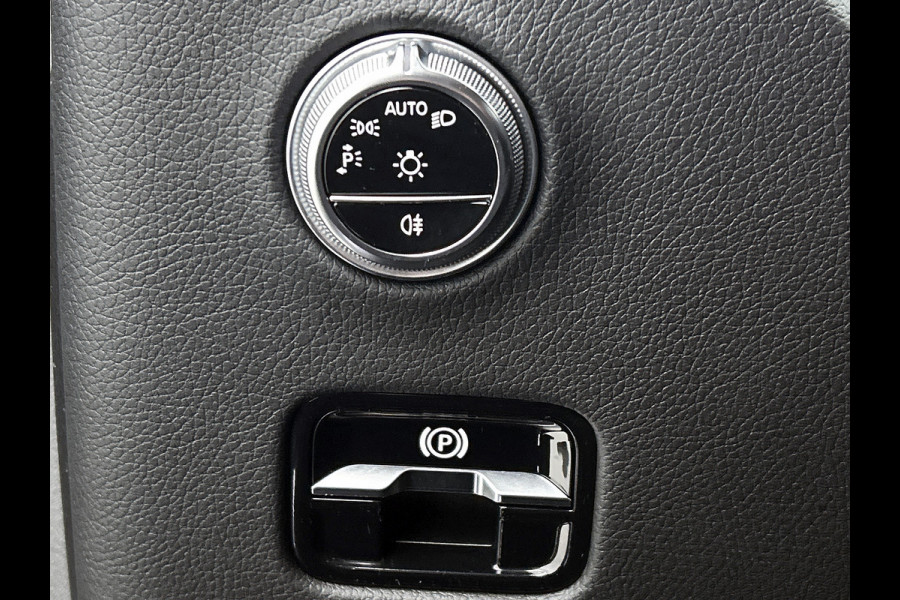 Mercedes-Benz GLC 300 e 4MATIC Luxury Line Lichtmetalen velgen | Navigatie | Parking support met camera achter | stuur verwarming |memory stoelen| Inclusief 24 maanden MB Certified garantie voor Europa.