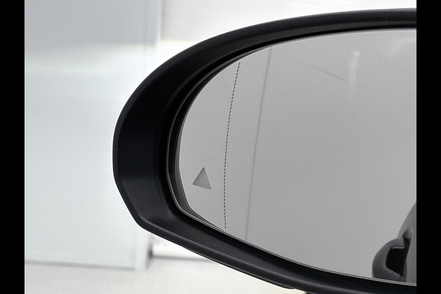 Mercedes-Benz GLC 300 e 4MATIC Luxury Line Lichtmetalen velgen | Navigatie | Parking support met camera achter | stuur verwarming |memory stoelen| Inclusief 24 maanden MB Certified garantie voor Europa.