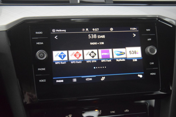 Volkswagen Passat 1.5 TSI Business APPLE CARPLAY/DRAADLOOS LADEN/PARKEER ASSISTENT