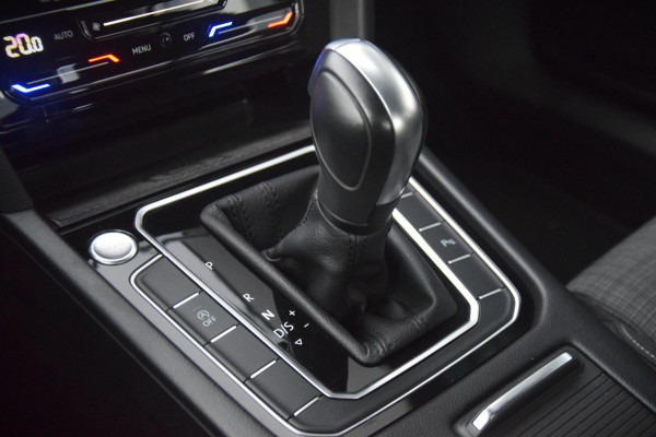 Volkswagen Passat 1.5 TSI Business APPLE CARPLAY/DRAADLOOS LADEN/PARKEER ASSISTENT