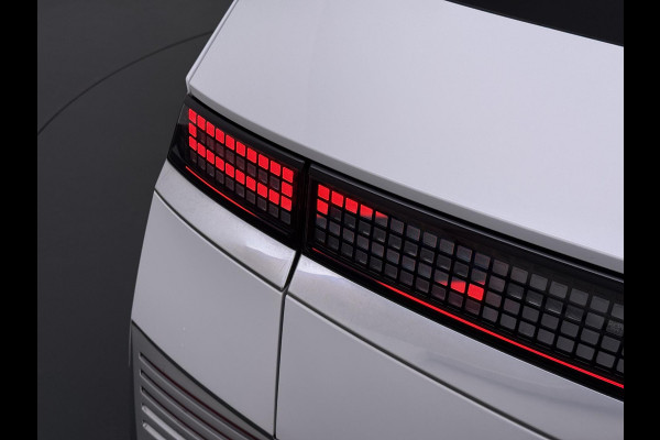 Hyundai IONIQ 5 Lounge AWD 77.4 kWh | SOH 100% RIJKLAAR! | FABRIEKSGARANTIE HYUNDAI TOT 10-2028| |STOELVERWARMING + VENTILATIE| DEALER OH. |ELEK. ACHTERKLEP| BOSE AUDIO| VOL OPTIES| ACHTERBANK VERWARMD| HEAD-UP