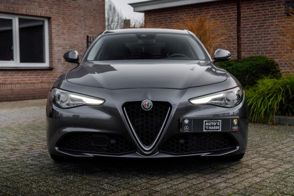 Alfa Romeo Giulia 2.0T Super 200 PK Aut. Xenon Leder Keyless PDC Camera 18''