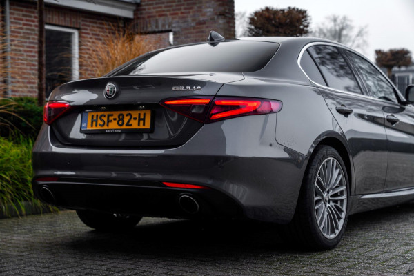Alfa Romeo Giulia 2.0T Super 200 PK Aut. Xenon Leder Keyless PDC Camera 18''