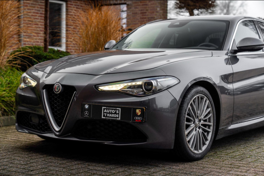 Alfa Romeo Giulia 2.0T Super 200 PK Aut. Xenon Leder Keyless PDC Camera 18''