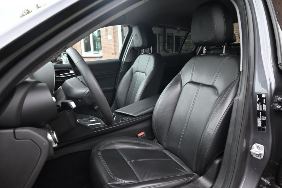 Alfa Romeo Giulia 2.0T Super 200 PK Aut. Xenon Leder Keyless PDC Camera 18''