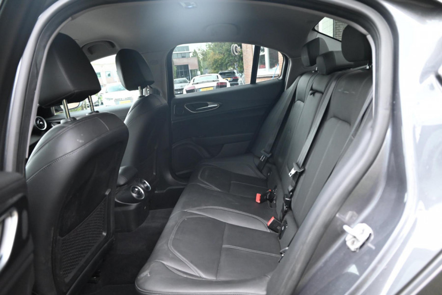 Alfa Romeo Giulia 2.0T Super 200 PK Aut. Xenon Leder Keyless PDC Camera 18''