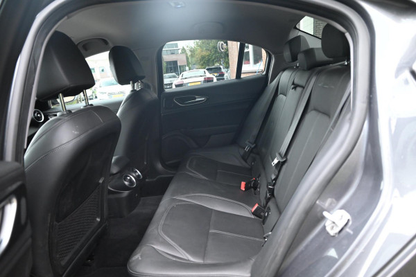 Alfa Romeo Giulia 2.0T Super 200 PK Aut. Xenon Leder Keyless PDC Camera 18''