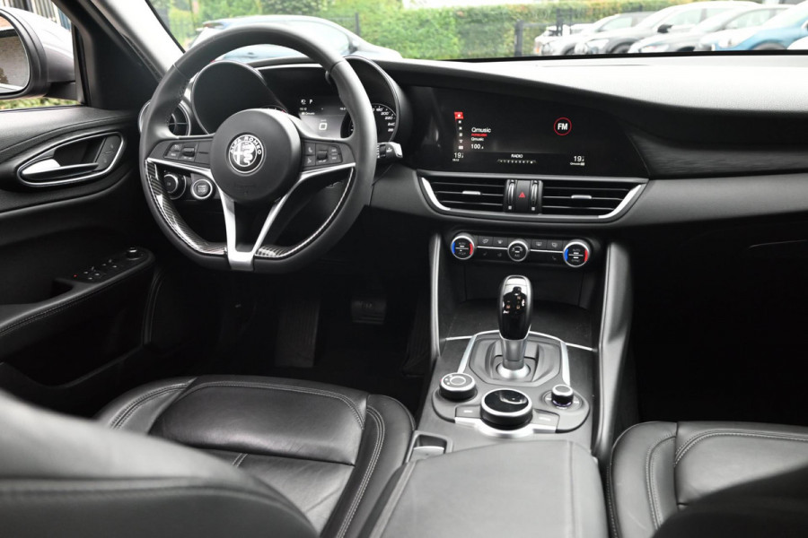 Alfa Romeo Giulia 2.0T Super 200 PK Aut. Xenon Leder Keyless PDC Camera 18''