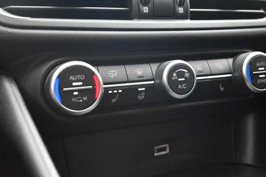 Alfa Romeo Giulia 2.0T Super 200 PK Aut. Xenon Leder Keyless PDC Camera 18''