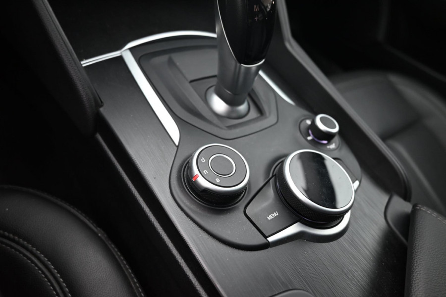 Alfa Romeo Giulia 2.0T Super 200 PK Aut. Xenon Leder Keyless PDC Camera 18''