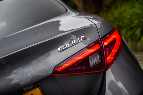 Alfa Romeo Giulia 2.0T Super 200 PK Aut. Xenon Leder Keyless PDC Camera 18''