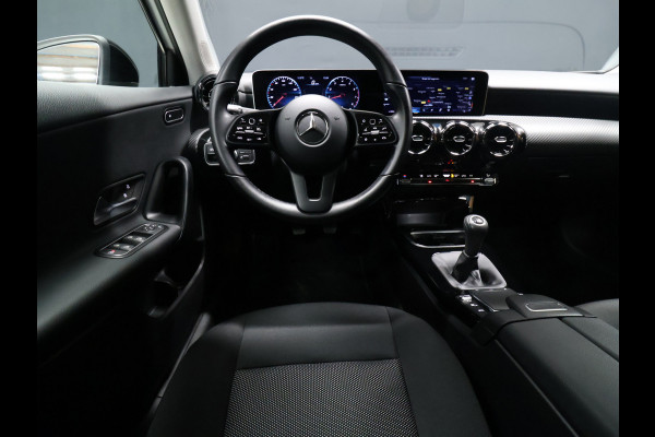 Mercedes-Benz A-Klasse 160 Business Solution [CRUISE CONTROL, APPLE CARPLAY, ACHTERUITRIJCAMERA, PDC V+A, LANE ASSIST, STOELVERWARMING, AUTOMATISCHE AIRCO, LICHTMETALEN VELGEN, NIEUWSTAAT]