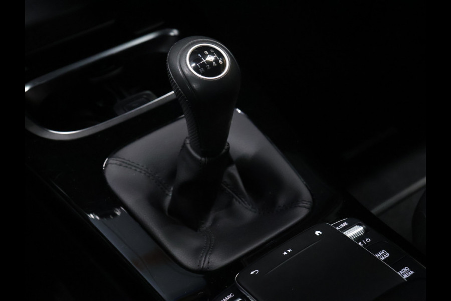 Mercedes-Benz A-Klasse 160 Business Solution [CRUISE CONTROL, APPLE CARPLAY, ACHTERUITRIJCAMERA, PDC V+A, LANE ASSIST, STOELVERWARMING, AUTOMATISCHE AIRCO, LICHTMETALEN VELGEN, NIEUWSTAAT]