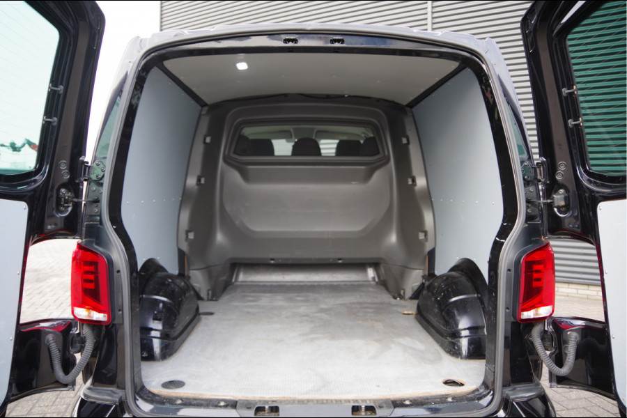 Volkswagen Transporter 2.0 TDI L2 150PK AUT. DC-5P, LED, 2X SCHUIFDEUR, TREKHAAK, NAVI, CRUISE, LEDER STUUR, PARKEERSENSOREN, MISTLAMPEN, DUBBELE CABIN