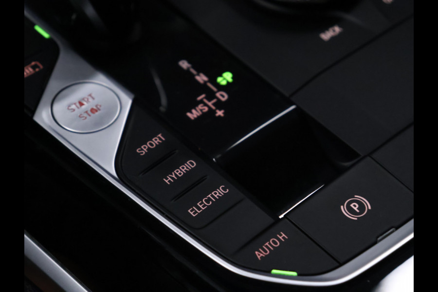BMW 3-serie 330e eDrive Sport [TREKHAAK, CRUISE CONTROL, APPLE CARPLAY, ANDROID AUTO, ACHTERUITRIJCAMERA, PDC V+A, STOELVERWARMING, AUTOMATISCHE AIRCO, BMW LED, NIEUWSTAAT]