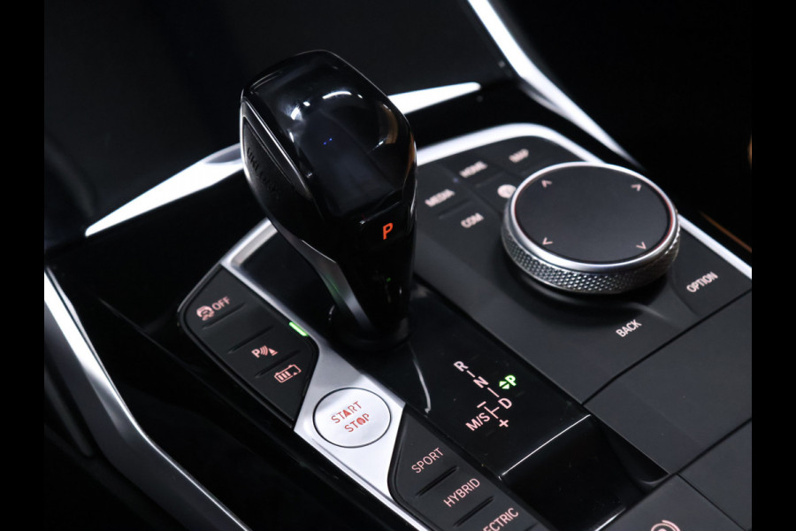 BMW 3-serie 330e eDrive Sport [TREKHAAK, CRUISE CONTROL, APPLE CARPLAY, ANDROID AUTO, ACHTERUITRIJCAMERA, PDC V+A, STOELVERWARMING, AUTOMATISCHE AIRCO, BMW LED, NIEUWSTAAT]