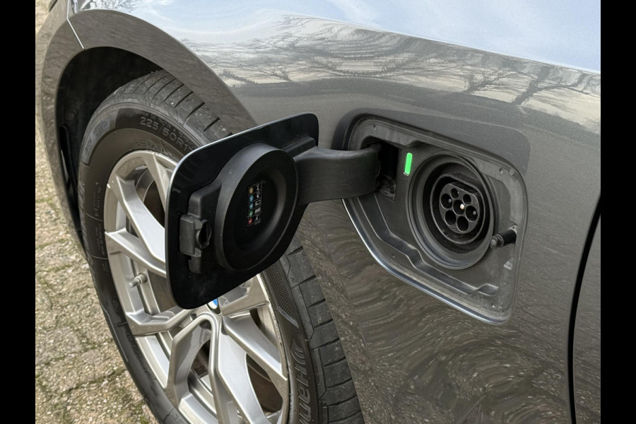 BMW 3 Serie Touring 330e Sport Line | PANORAMA | TREKHAAK | SPORTSTOELEN | KEYLESS ENTRY |