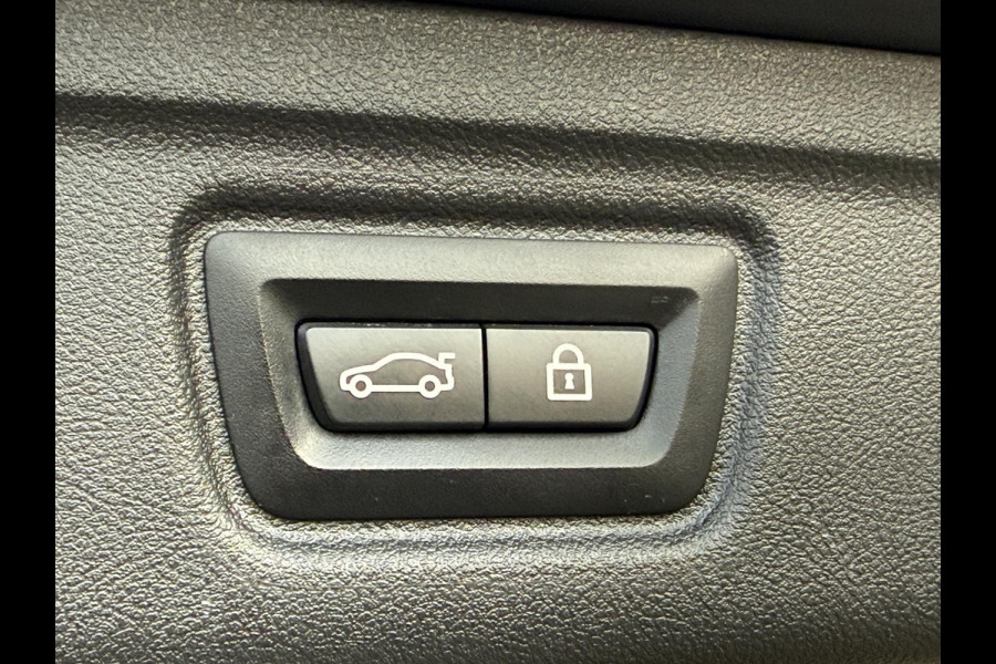 BMW 3 Serie Touring 330e Sport Line | PANORAMA | TREKHAAK | SPORTSTOELEN | KEYLESS ENTRY |