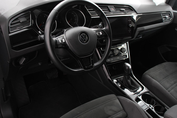 Volkswagen Touran 1.5 TSI 150pk DSG Highline 7p | Navigatie | Apple Carplay/Android Auto | Electrisch bedienbare achterklep | Adaptive Cruise control | Lichtmetalen velgen | Extra getint glas