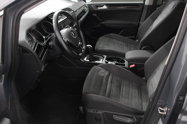 Volkswagen Touran 1.5 TSI 150pk DSG Highline 7p | Navigatie | Apple Carplay/Android Auto | Electrisch bedienbare achterklep | Adaptive Cruise control | Lichtmetalen velgen | Extra getint glas