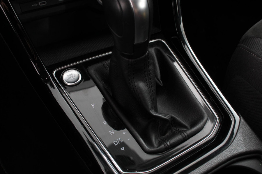 Volkswagen Touran 1.5 TSI 150pk DSG Highline 7p | Navigatie | Apple Carplay/Android Auto | Electrisch bedienbare achterklep | Adaptive Cruise control | Lichtmetalen velgen | Extra getint glas