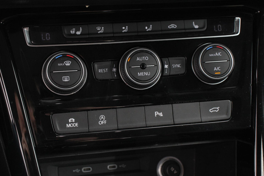 Volkswagen Touran 1.5 TSI 150pk DSG Highline 7p | Navigatie | Apple Carplay/Android Auto | Electrisch bedienbare achterklep | Adaptive Cruise control | Lichtmetalen velgen | Extra getint glas