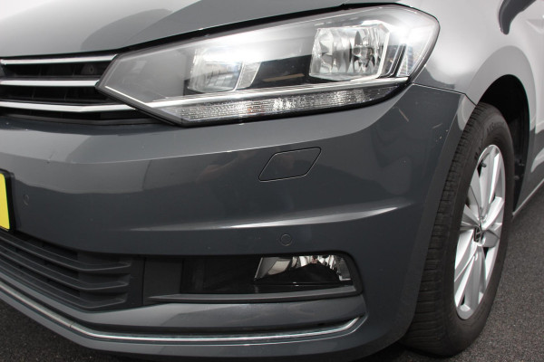 Volkswagen Touran 1.5 TSI 150pk DSG Highline 7p | Navigatie | Apple Carplay/Android Auto | Electrisch bedienbare achterklep | Adaptive Cruise control | Lichtmetalen velgen | Extra getint glas
