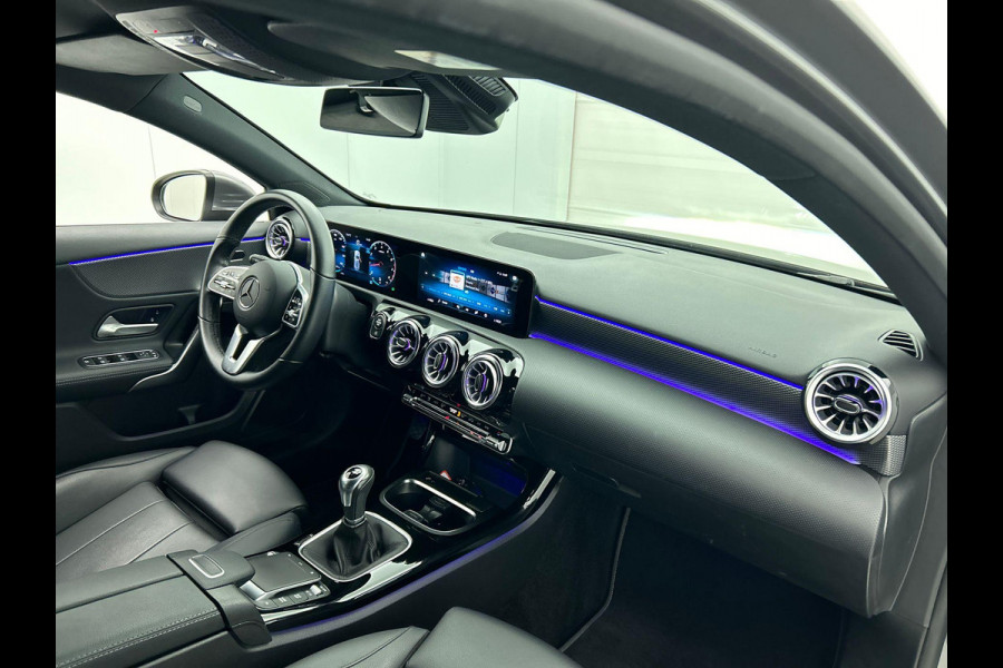 Mercedes-Benz A-Klasse 160 Business Solution Luxury Navigatie Apple Carplay/Android Auto Camera Parkeersensoren Cruise Control Stoelverwarming Virtual Cockpit Lichtmetalen velgen Climate Control