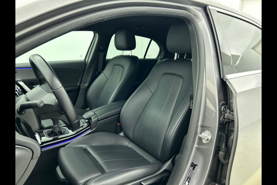 Mercedes-Benz A-Klasse 160 Business Solution Luxury Navigatie Apple Carplay/Android Auto Camera Parkeersensoren Cruise Control Stoelverwarming Virtual Cockpit Lichtmetalen velgen Climate Control