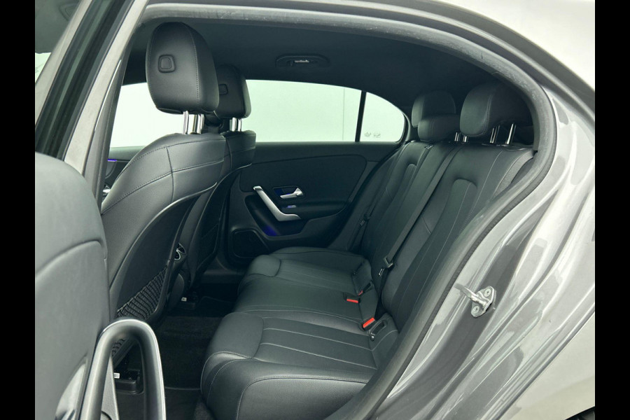 Mercedes-Benz A-Klasse 160 Business Solution Luxury Navigatie Apple Carplay/Android Auto Camera Parkeersensoren Cruise Control Stoelverwarming Virtual Cockpit Lichtmetalen velgen Climate Control