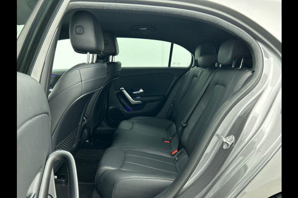 Mercedes-Benz A-Klasse 160 Business Solution Luxury Navigatie Apple Carplay/Android Auto Camera Parkeersensoren Cruise Control Stoelverwarming Virtual Cockpit Lichtmetalen velgen Climate Control