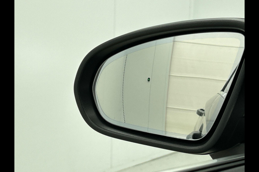 Mercedes-Benz A-Klasse 160 Business Solution Luxury Navigatie Apple Carplay/Android Auto Camera Parkeersensoren Cruise Control Stoelverwarming Virtual Cockpit Lichtmetalen velgen Climate Control