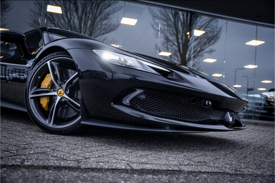 Ferrari 296 GTS 3.0 V6 830pk ** Kroymans ** Daytona Seats ** Lift ** HUD ** Pass Display ** Carbon Btw