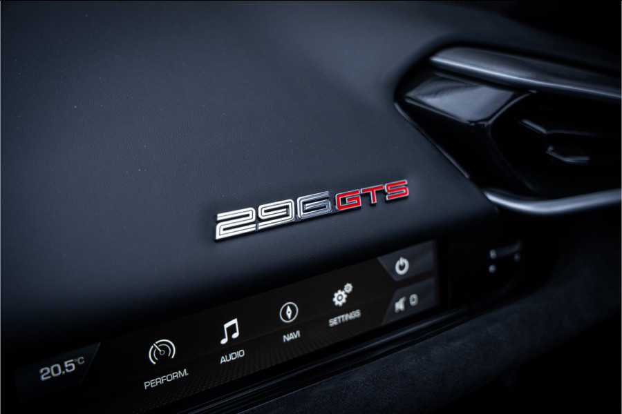 Ferrari 296 GTS 3.0 V6 830pk ** Kroymans ** Daytona Seats ** Lift ** HUD ** Pass Display ** Carbon Btw