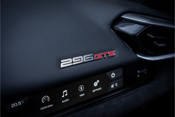 Ferrari 296 GTS 3.0 V6 830pk ** Kroymans ** Daytona Seats ** Lift ** HUD ** Pass Display ** Carbon Btw