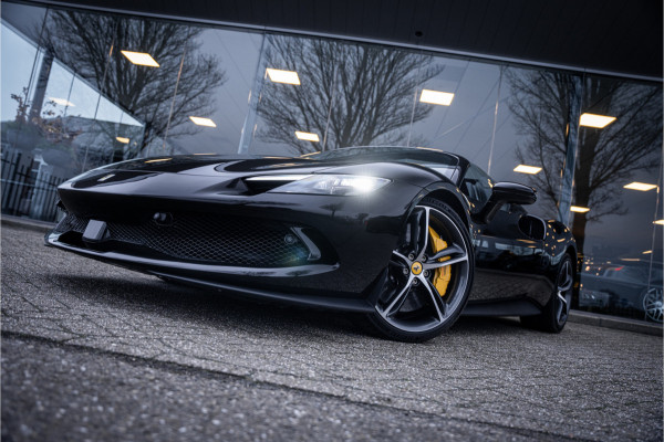 Ferrari 296 GTS 3.0 V6 830pk ** Kroymans ** Daytona Seats ** Lift ** HUD ** Pass Display ** Carbon Btw