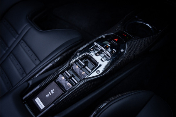 Ferrari 296 GTS 3.0 V6 830pk ** Kroymans ** Daytona Seats ** Lift ** HUD ** Pass Display ** Carbon Btw