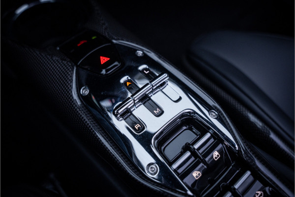 Ferrari 296 GTS 3.0 V6 830pk ** Kroymans ** Daytona Seats ** Lift ** HUD ** Pass Display ** Carbon Btw