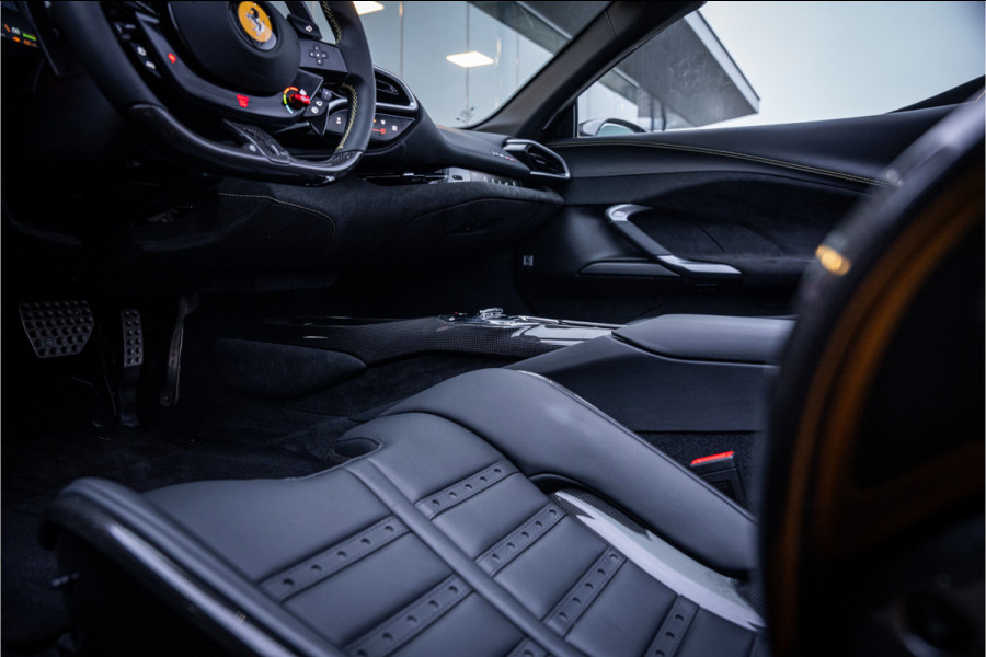 Ferrari 296 GTS 3.0 V6 830pk ** Kroymans ** Daytona Seats ** Lift ** HUD ** Pass Display ** Carbon Btw