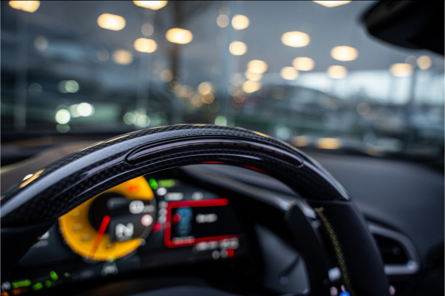 Ferrari 296 GTS 3.0 V6 830pk ** Kroymans ** Daytona Seats ** Lift ** HUD ** Pass Display ** Carbon Btw