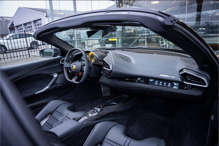 Ferrari 296 GTS 3.0 V6 830pk ** Kroymans ** Daytona Seats ** Lift ** HUD ** Pass Display ** Carbon Btw