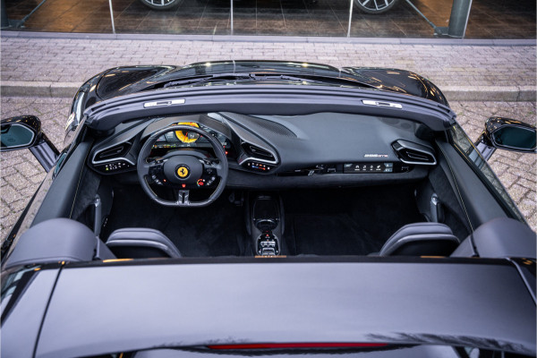 Ferrari 296 GTS 3.0 V6 830pk ** Kroymans ** Daytona Seats ** Lift ** HUD ** Pass Display ** Carbon Btw