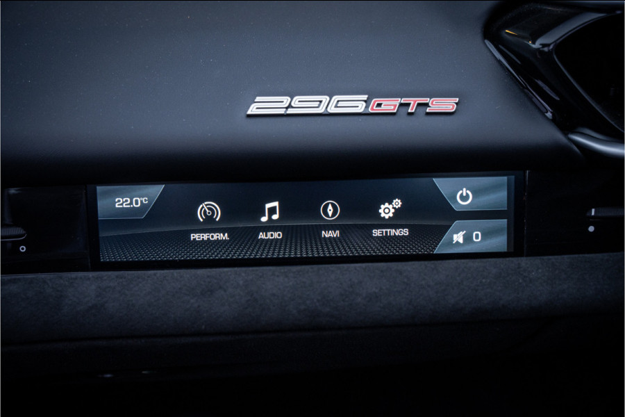 Ferrari 296 GTS 3.0 V6 830pk ** Kroymans ** Daytona Seats ** Lift ** HUD ** Pass Display ** Carbon Btw